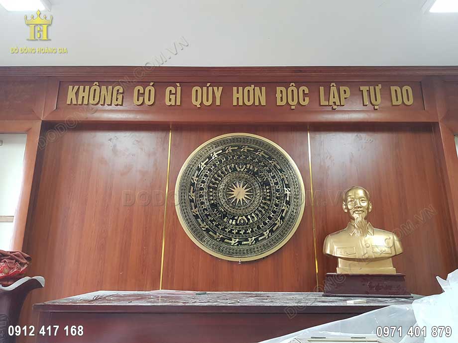 Mặt trống được lắp đặt v&ocirc; c&ugrave;ng chắc chắn, ngay ph&iacute;a sau tượng đồng B&aacute;c Hồ b&aacute;n th&acirc;n